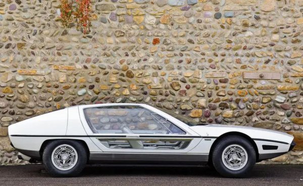 Малко концепции от 60-те години са толкова стъклени като тази &ndash; дори вратите на Marzal са предимно от стъкло. Колата използва сравнително новата технология на климатика, за да гарантира, че пътниците няма да имат проблем с охлаждането през топлите месеци.